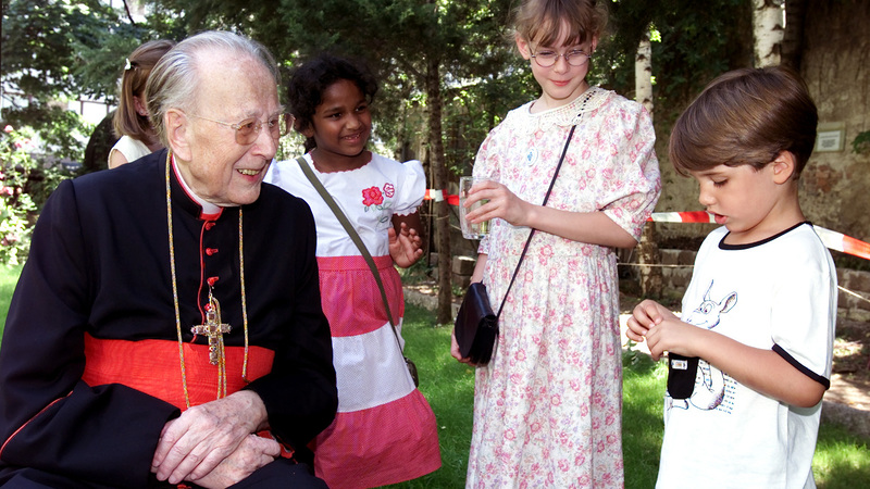 Kardinal Franz König bei der Agape der Pfarre Gumpendorf, nach der Fronleichnamsprozession im Jahr 2000