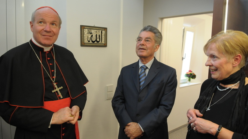 Kardinal Schönborn, Bundespräsident Heinz Fischer und Archiv-Leiterin Fenzl bei der Eröffnung am 24. Juni 2010