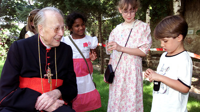 Kardinal Franz König bei der Agape der Pfarre Gumpendorf, nach der Fronleichnamsprozession im Jahr 2000