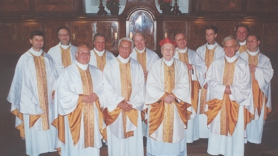 Juni 2000: Kardinal König mit Priesterjubilaren in der Sakristei des Stephansdoms. Links neben dem Kardinal Domdechant Josef Tóth, von 1971 bis 1989 Regens des Wiener Priesterseminars. 1. v. l.: Leopold Mathias, 2. v. l. Herbert Kraus, 3. v. l. Walte