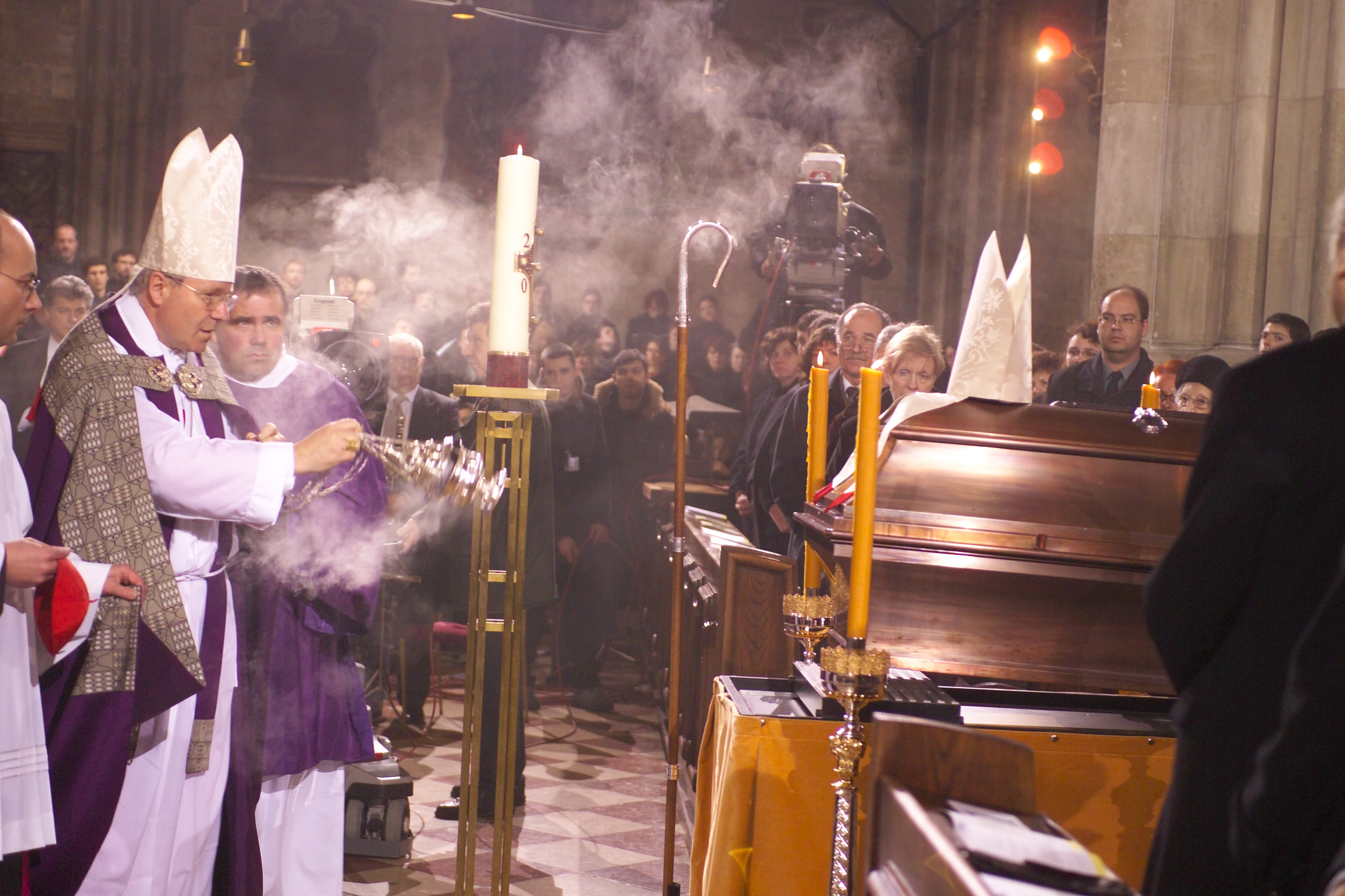 Kardinal Christoph Schönborn beim Requiem für Kardinal König am 27.3.2004