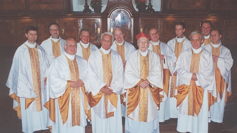 Juni 2000: Kardinal König mit Priesterjubilaren in der Sakristei des Stephansdoms. Links neben dem Kardinal Domdechant Josef Tóth, von 1971 bis 1989 Regens des Wiener Priesterseminars. 1. v. l.: Leopold Mathias, 2. v. l. Herbert Kraus, 3. v. l. Walte