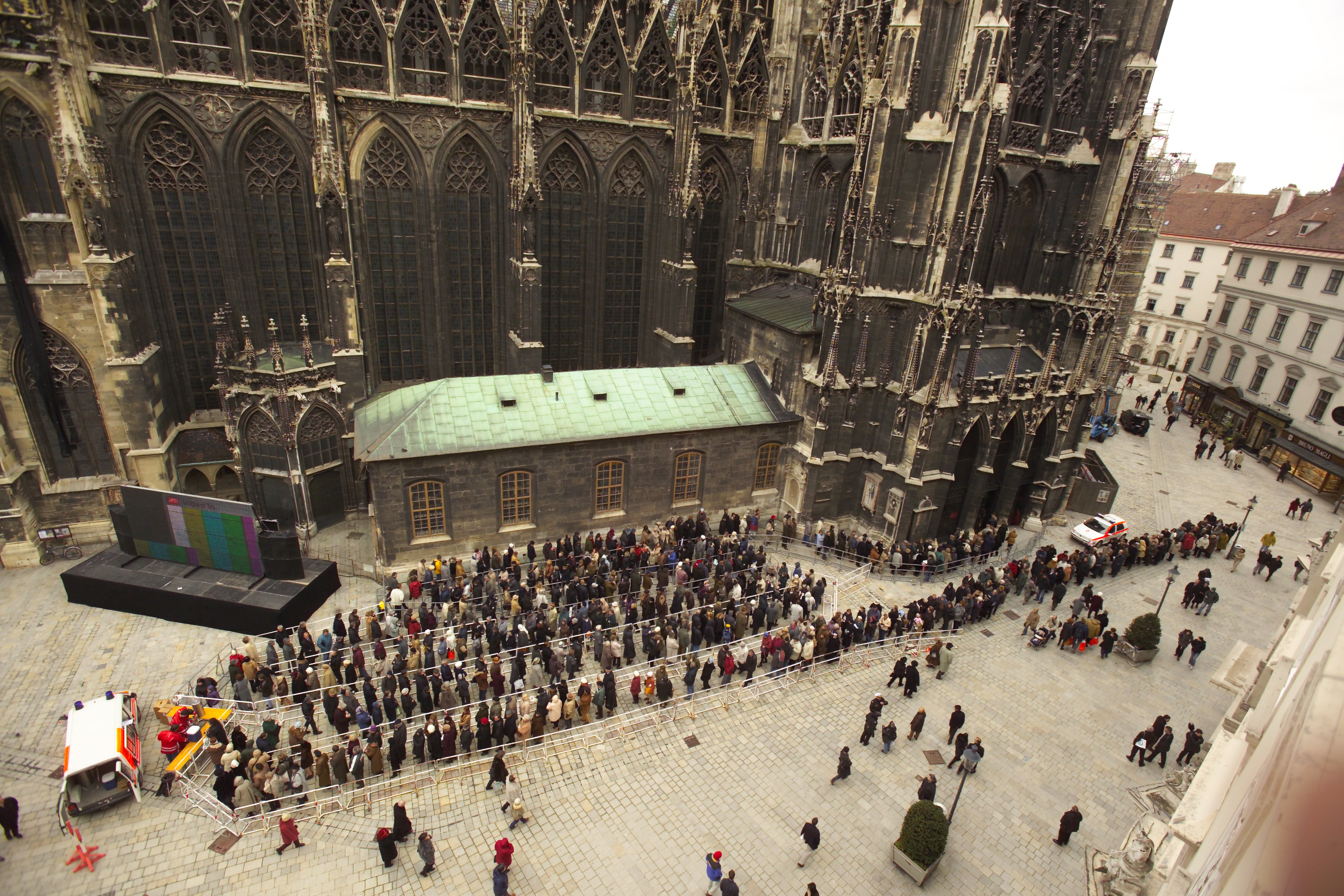 Menschenschlange vor dem Stephansdom, Anstellen zum Abschied v. Kardinal König